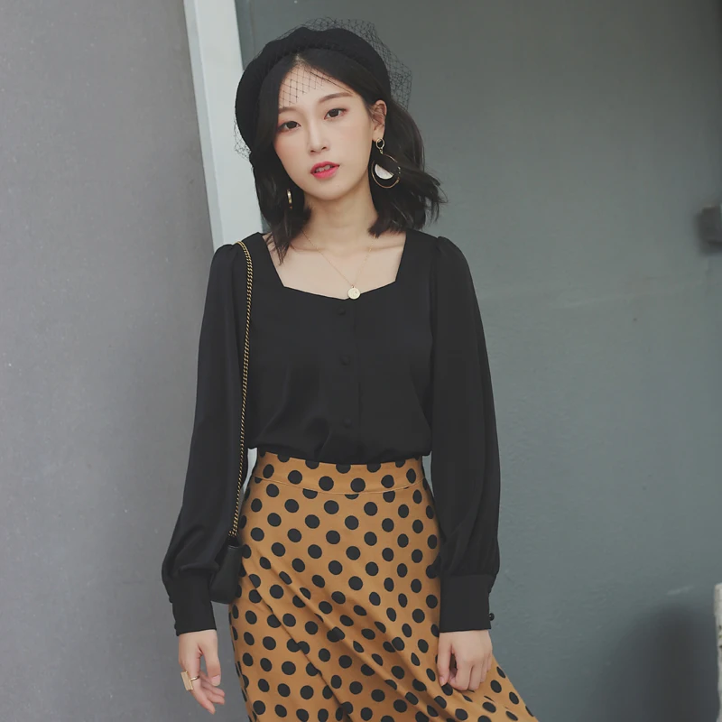 Jophond Lou: Новинка ранней осени – универсальная черная блузка с квадратным воротником и длинными рукавами-фонариками
Jophond Lou: Новинка ранней осени – универсальная черная блузка с квадратным воротником и длинными рукавами-фонариками