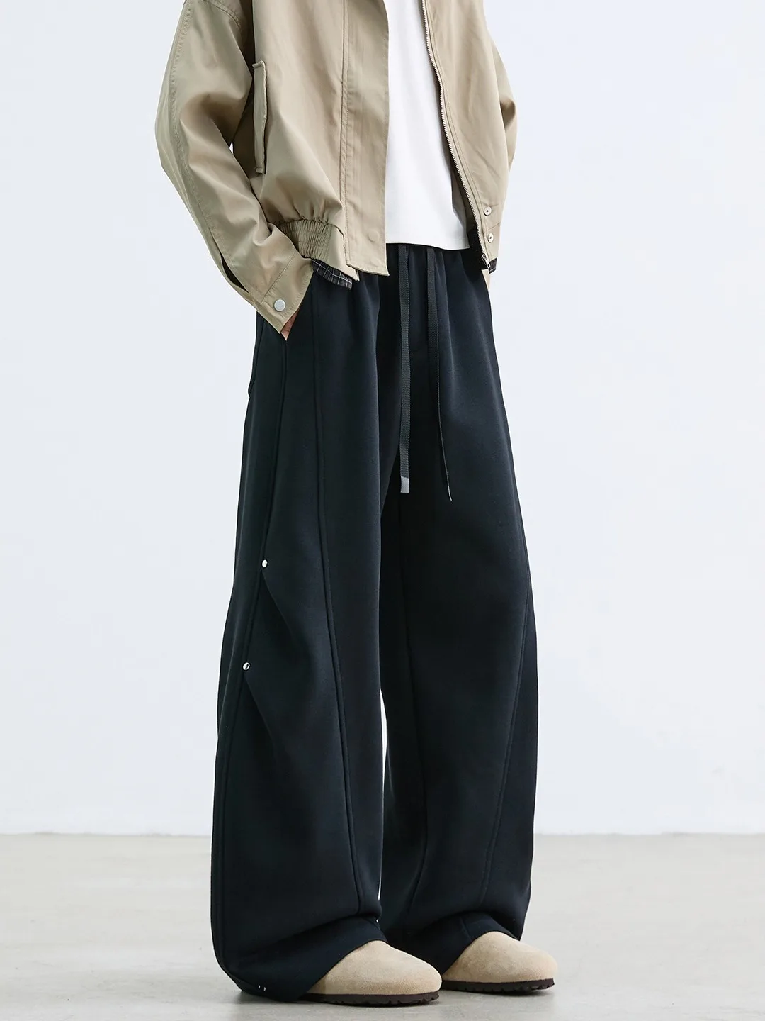 Мужские повседневные свободные универсальные спортивные брюки прямого кроя с заклепками от модного бренда для весны и осени
Мужские повседневные свободные универсальные спортивные брюки прямого кроя с заклепками от модного бренда для весны и осени