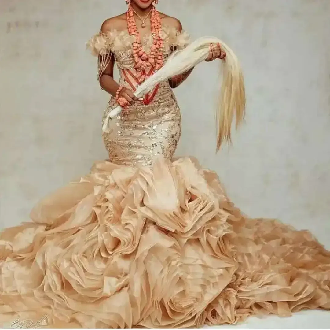 Customized Gold Lace Appliques Wedding Dresses Robe De Mariée Sweep Train Organza Cascading Ruffles Bridal Gowns
Customized Gold Lace Appliques Wedding Dresses Robe De Mariée Sweep Train Organza Cascading Ruffles Bridal Gowns