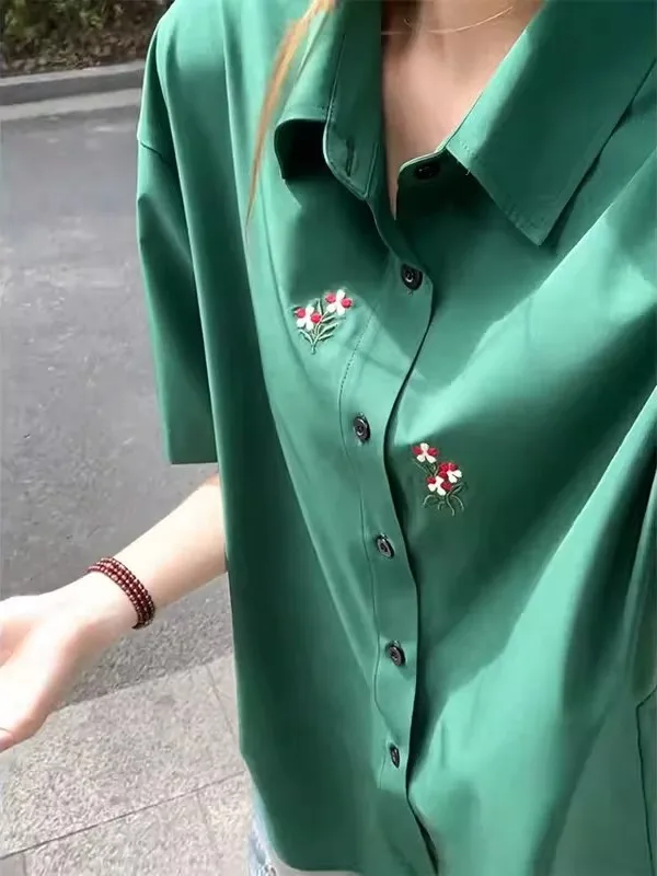 Retro Green Floral Embroidery Ice Silk Men's Loose Short Sleeve Shirt Summer Casual Style Comfortable Breathable Commute Top
Retro Green Floral Embroidery Ice Silk Men's Loose Short Sleeve Shirt Summer Casual Style Comfortable Breathable Commute Top