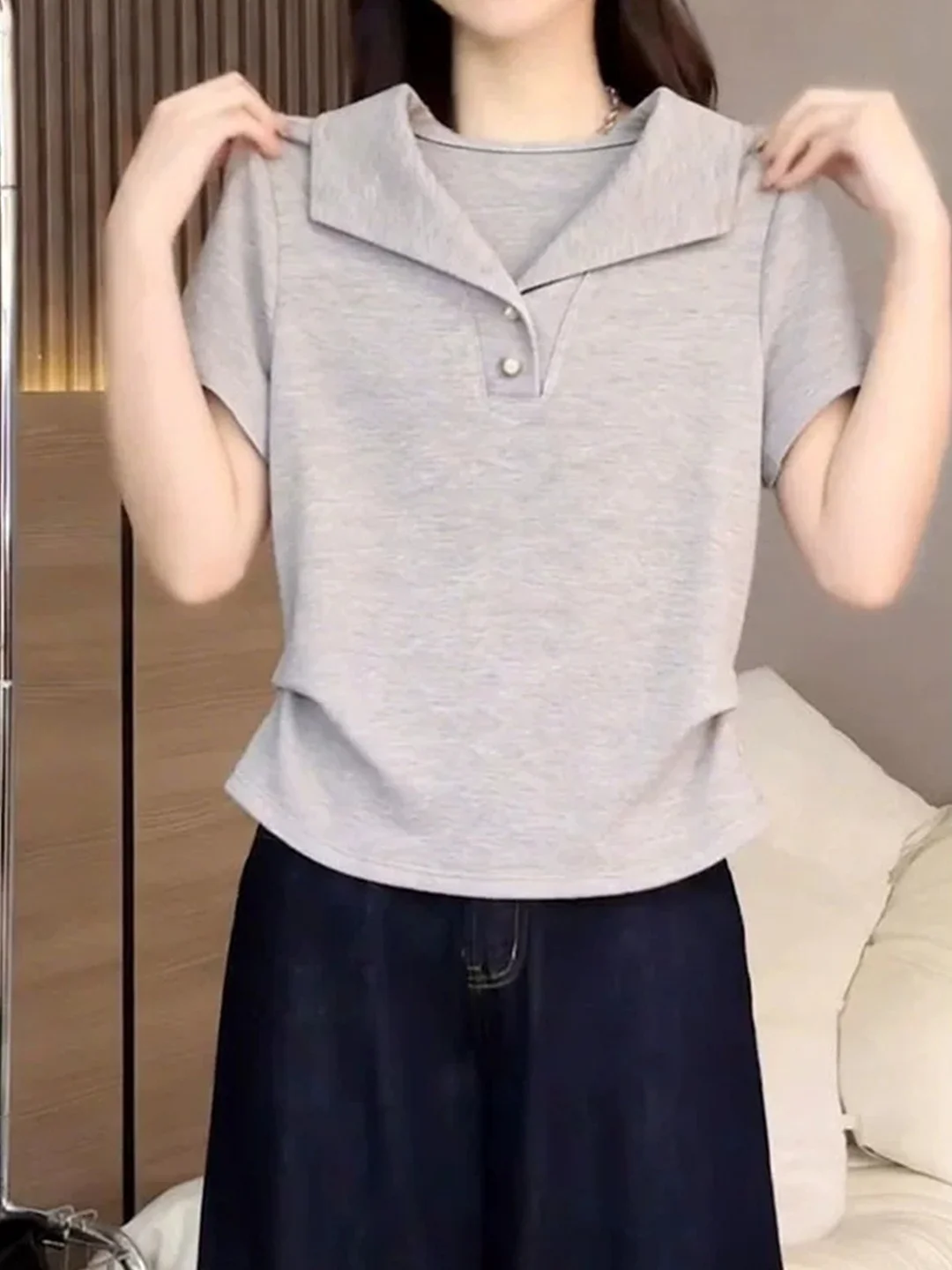 Korean Style Loose Simple Collared Short Sleeve T-Shirt Commute Versatile Design Summer Women's Fashion Casual Top
Korean Style Loose Simple Collared Short Sleeve T-Shirt Commute Versatile Design Summer Women's Fashion Casual Top
