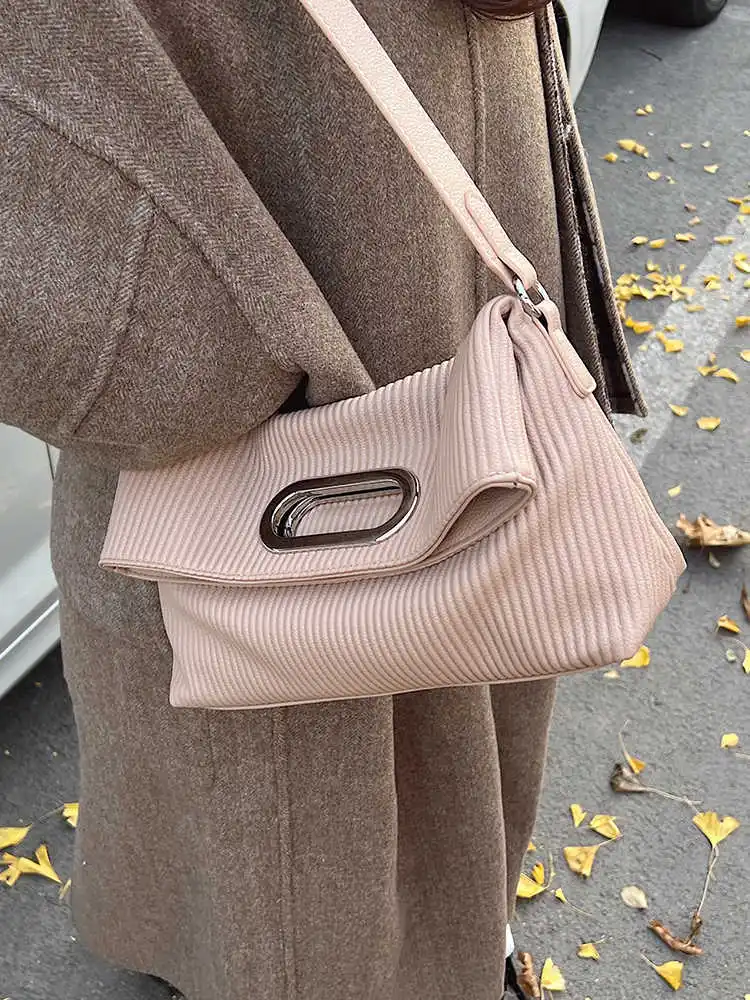 Korean Niche Handbag Women's Large Capacity 2025 New Fashionable Solid Color Crossbody Bags Versatile Commuting One Shoulder Bag
Korean Niche Handbag Women's Large Capacity 2025 New Fashionable Solid Color Crossbody Bags Versatile Commuting One Shoulder Bag