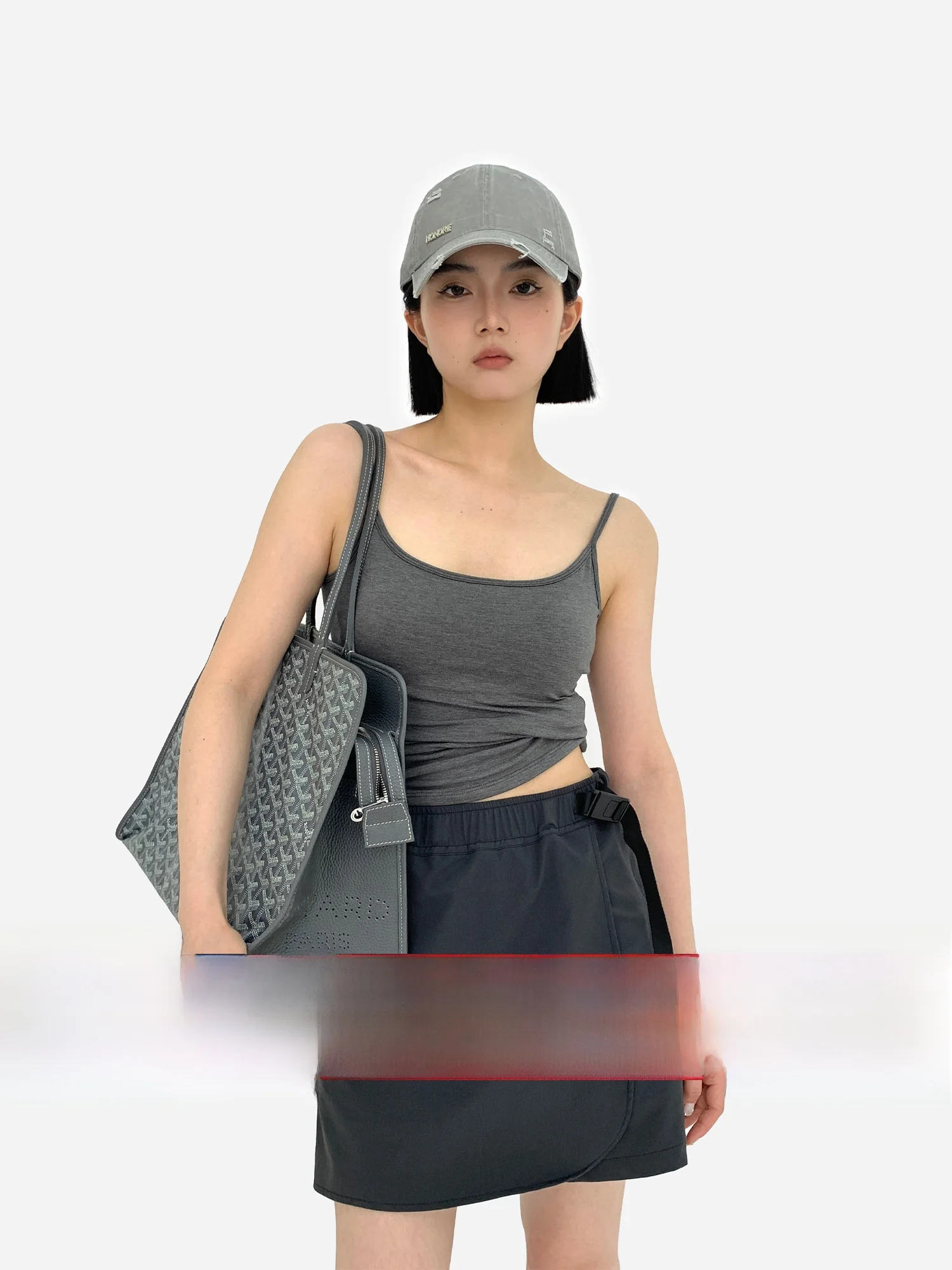 Простая майка с базовым слоем Sli и накладкой на грудь. Универсальная приталенная майка-жилет é Moon базового цвета, лето 2024.
Простая майка с базовым слоем Sli и накладкой на грудь. Универсальная приталенная майка-жилет é Moon базового цвета, лето 2024.