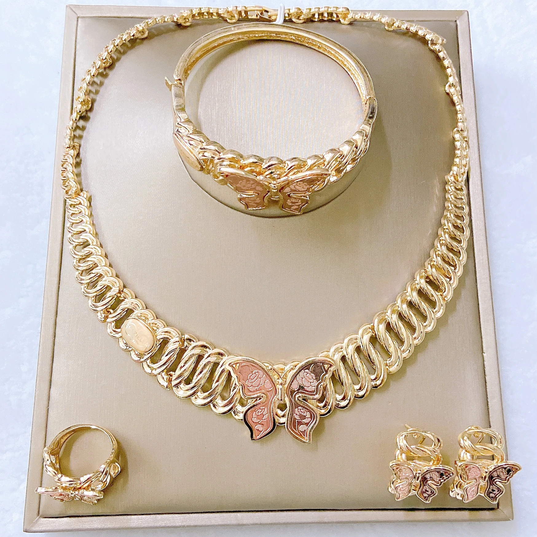 Gold Plated Colorful Crystal Jewelry Set for Women 4PCS Wave Choker Necklace Earrings Bracelet Ring Dubai Italian Party Jewelry
Gold Plated Colorful Crystal Jewelry Set for Women 4PCS Wave Choker Necklace Earrings Bracelet Ring Dubai Italian Party Jewelry