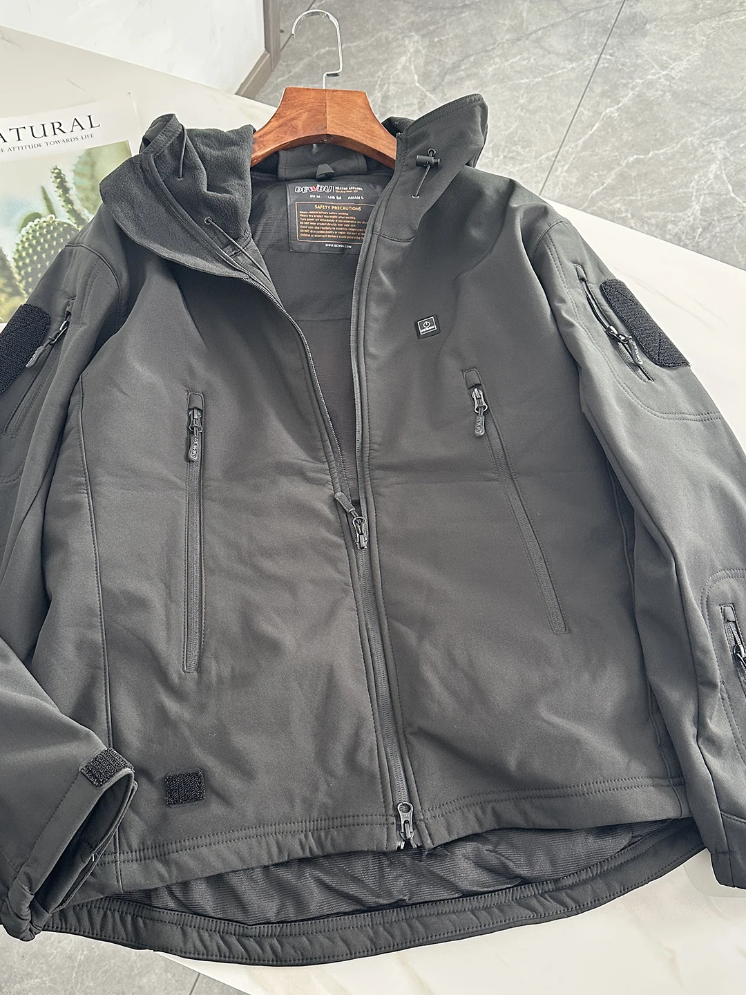 Теплая мужская куртка с флисовой подкладкой и капюшоном, мягкая, с проклеенными швами, осенне-зимняя, модная, повседневная, с длинными рукавами, на молнии
Теплая мужская куртка с флисовой подкладкой и капюшоном, мягкая, с проклеенными швами, осенне-зимняя, модная, повседневная, с длинными рукавами, на молнии