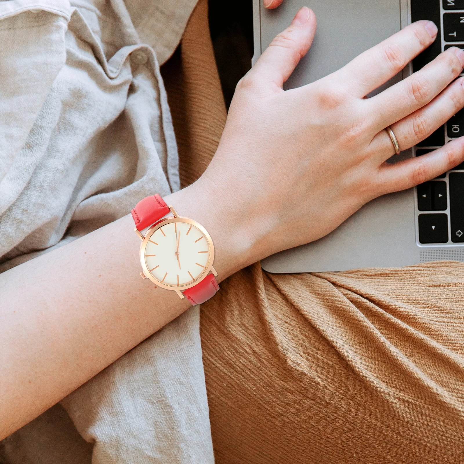 Женские часы с ремешком из искусственной кожи, простые наручные часы для офиса, повседневной носки, элегантный подарок, точный кварцевый удобный декоративный ремешок
Женские часы с ремешком из искусственной кожи, простые наручные часы для офиса, повседневной носки, элегантный подарок, точный кварцевый удобный декоративный ремешок