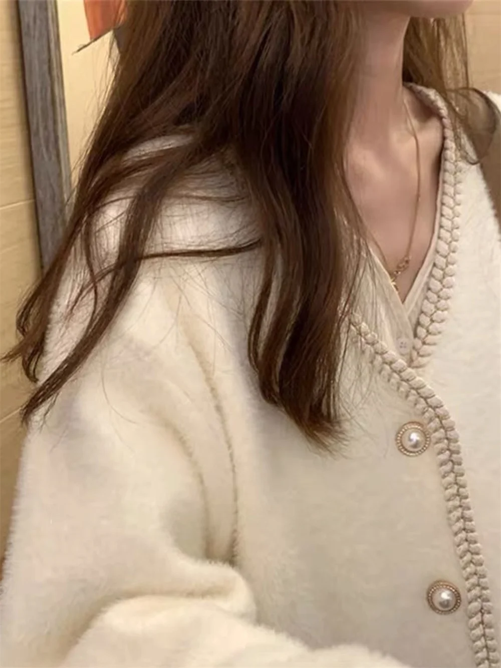 Пальто из меха норки для интенсивного использования с бархатной отделкой, вязаный кардиган с V-образным вырезом и пуговицами, стандартный крой, длинный фасон.
Пальто из меха норки для интенсивного использования с бархатной отделкой, вязаный кардиган с V-образным вырезом и пуговицами, стандартный крой, длинный фасон.