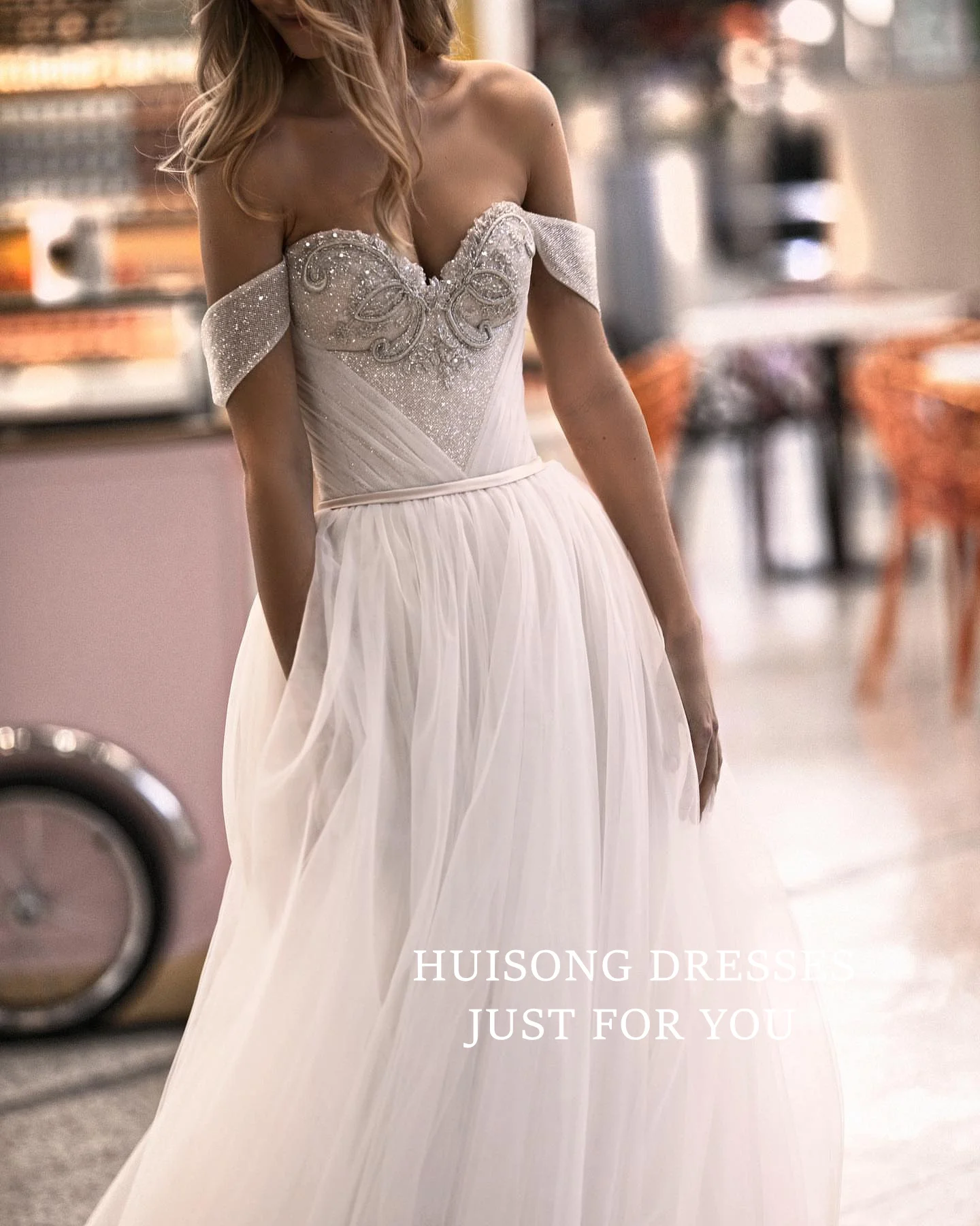 HUISONG Customized Boho Wedding Dresses Beadings Appliques Sweetheart Off the Shoulder Sleeveless A-Line Beach Bridal Gown
HUISONG Customized Boho Wedding Dresses Beadings Appliques Sweetheart Off the Shoulder Sleeveless A-Line Beach Bridal Gown