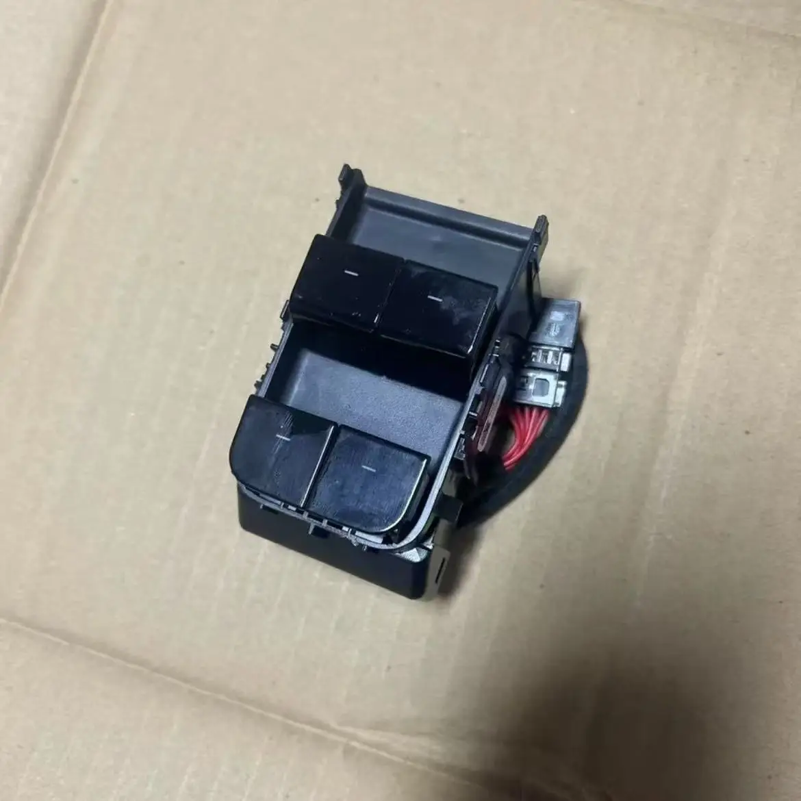 19-20 Tesla Model 3 main driver's position glass lifter switch luminous switch 1081037-01-C
19-20 Tesla Model 3 main driver's position glass lifter switch luminous switch 1081037-01-C