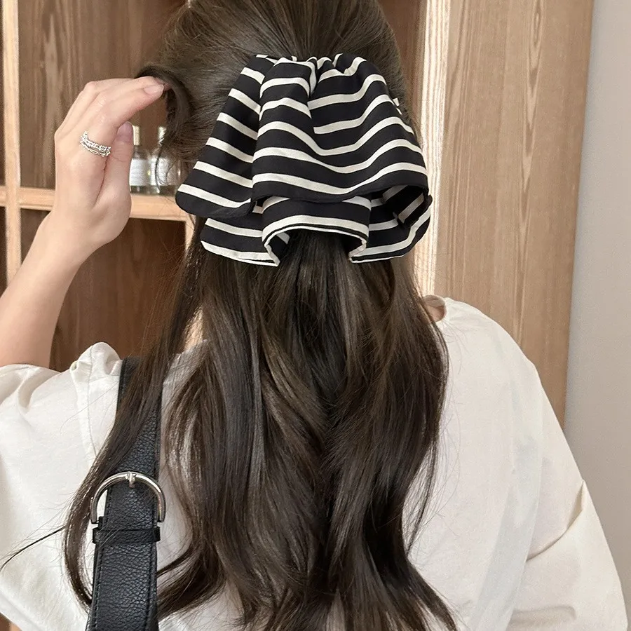 Retro Stripe Bow Spring Hair Clip Black White Color High Quality Multi Functional Pony Hair Claw for Women
Retro Stripe Bow Spring Hair Clip Black White Color High Quality Multi Functional Pony Hair Claw for Women