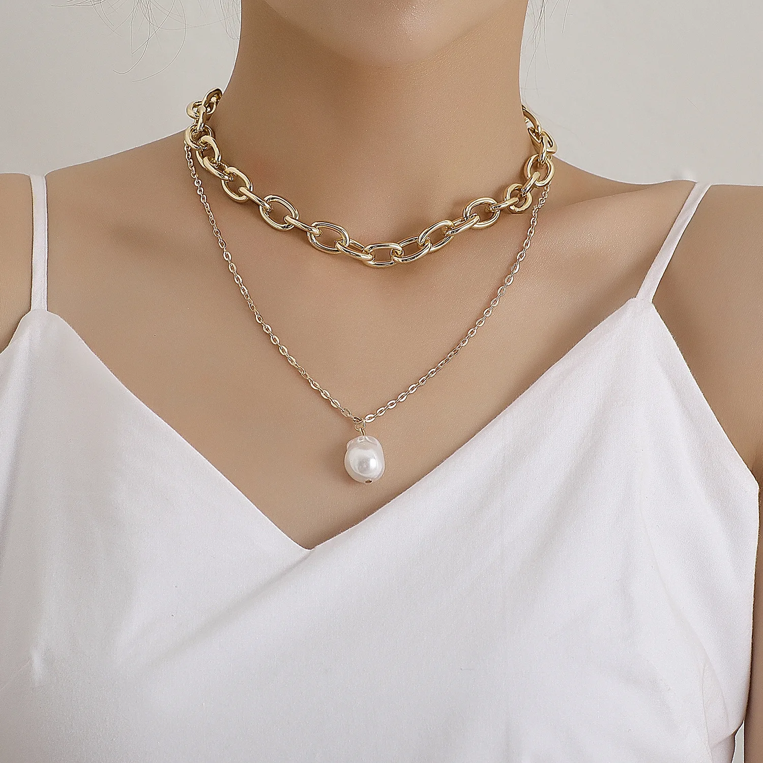 Aluminum alloy thick chain double-layer pearl pendant necklace, women's personalized exaggerated necklace
Aluminum alloy thick chain double-layer pearl pendant necklace, women's personalized exaggerated necklace
