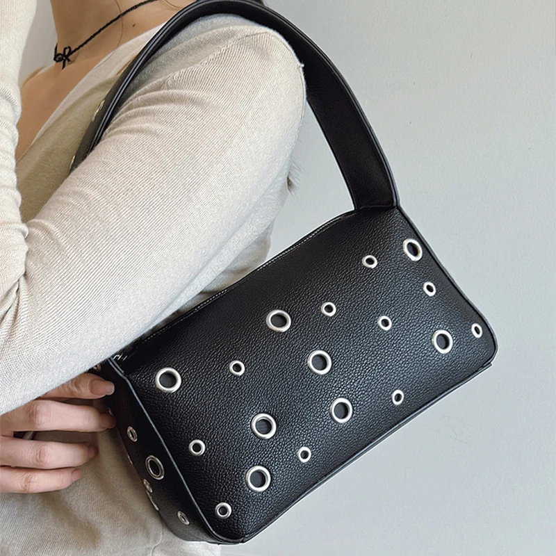 Ladies New Fashion Lunch Box Small Square Bag Women's Rivet Hollow Design Niche Handbag Girls Motorcycle Underarm Bag Pillow Bag
Ladies New Fashion Lunch Box Small Square Bag Women's Rivet Hollow Design Niche Handbag Girls Motorcycle Underarm Bag Pillow Bag