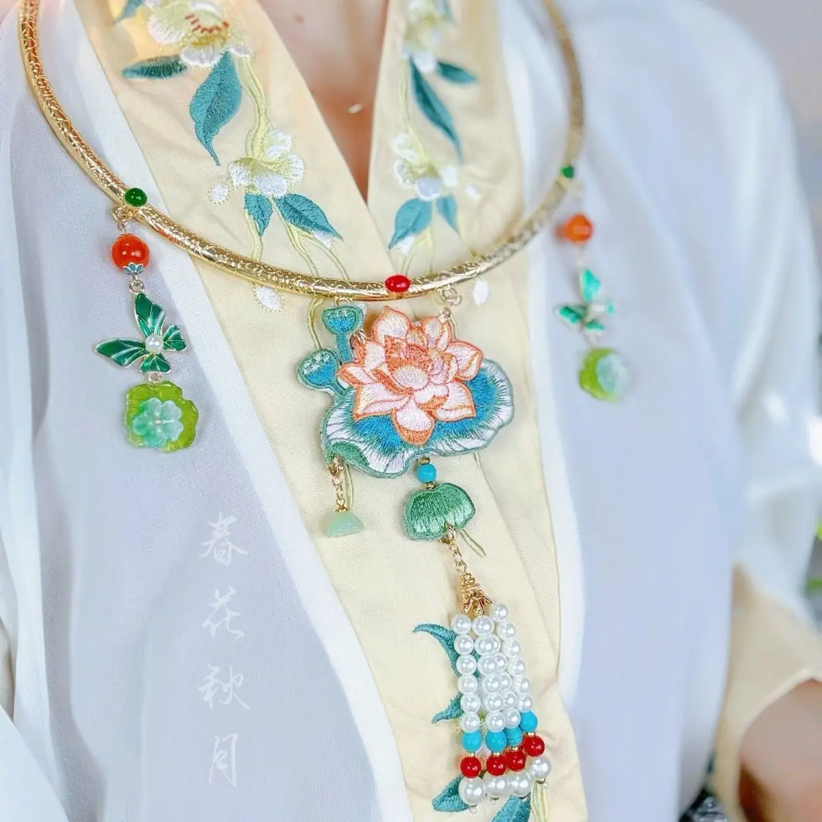 Chunhua Qiuyue оригинальный Xia He двухсторонний воротник с вышивкой на спине, антикварные аксессуары Hanfu, ювелирные изделия в китайском стиле, антикварные
Chunhua Qiuyue оригинальный Xia He двухсторонний воротник с вышивкой на спине, антикварные аксессуары Hanfu, ювелирные изделия в китайском стиле, антикварные