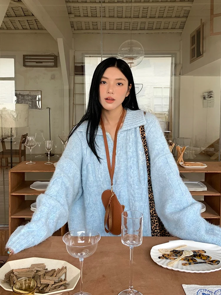 NVPVVA Осенне-зимний новый повседневный свитер-пуловер в студенческом стиле с отложным воротником, свободный, с узором косы, с логотипом, женский, милый дизайн
NVPVVA Осенне-зимний новый повседневный свитер-пуловер в студенческом стиле с отложным воротником, свободный, с узором косы, с логотипом, женский, милый дизайн