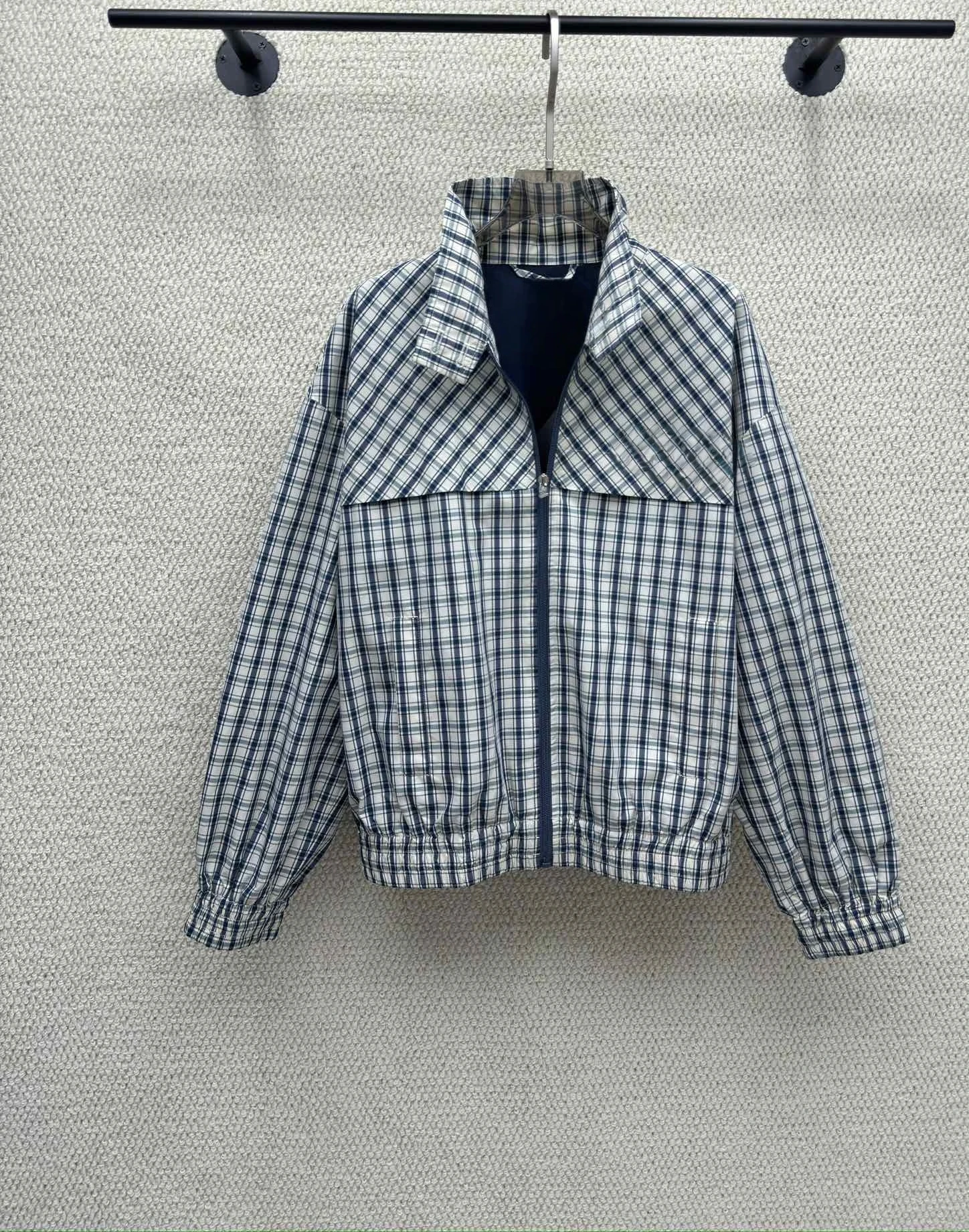 High Quality Women's Retro Plaid Short Zipper Jacket Casual Style Cotton Long Sleeve Loose Fit Spring Fashionable Top
High Quality Women's Retro Plaid Short Zipper Jacket Casual Style Cotton Long Sleeve Loose Fit Spring Fashionable Top