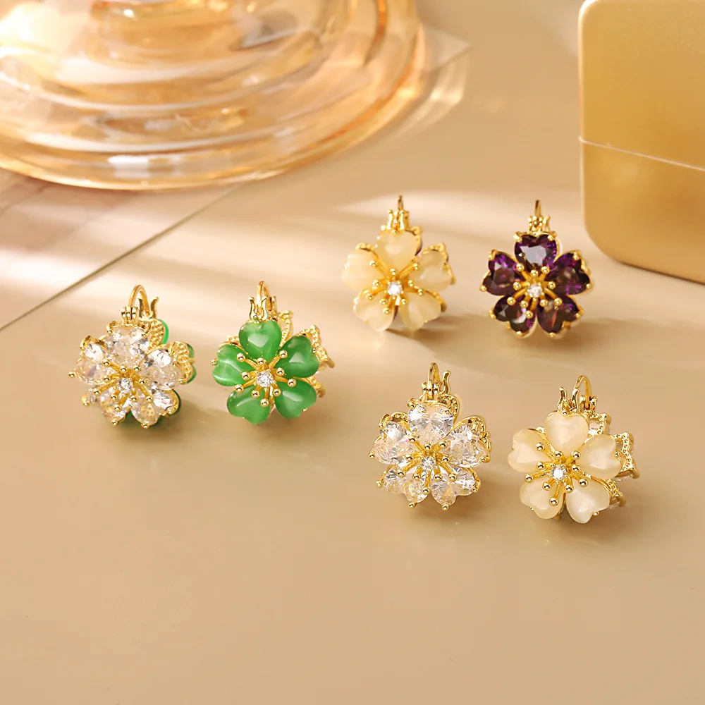 Stylish and exquisite reversible cat's eye zircon flower earrings niche light luxury design high-end commuter earrings
Stylish and exquisite reversible cat's eye zircon flower earrings niche light luxury design high-end commuter earrings