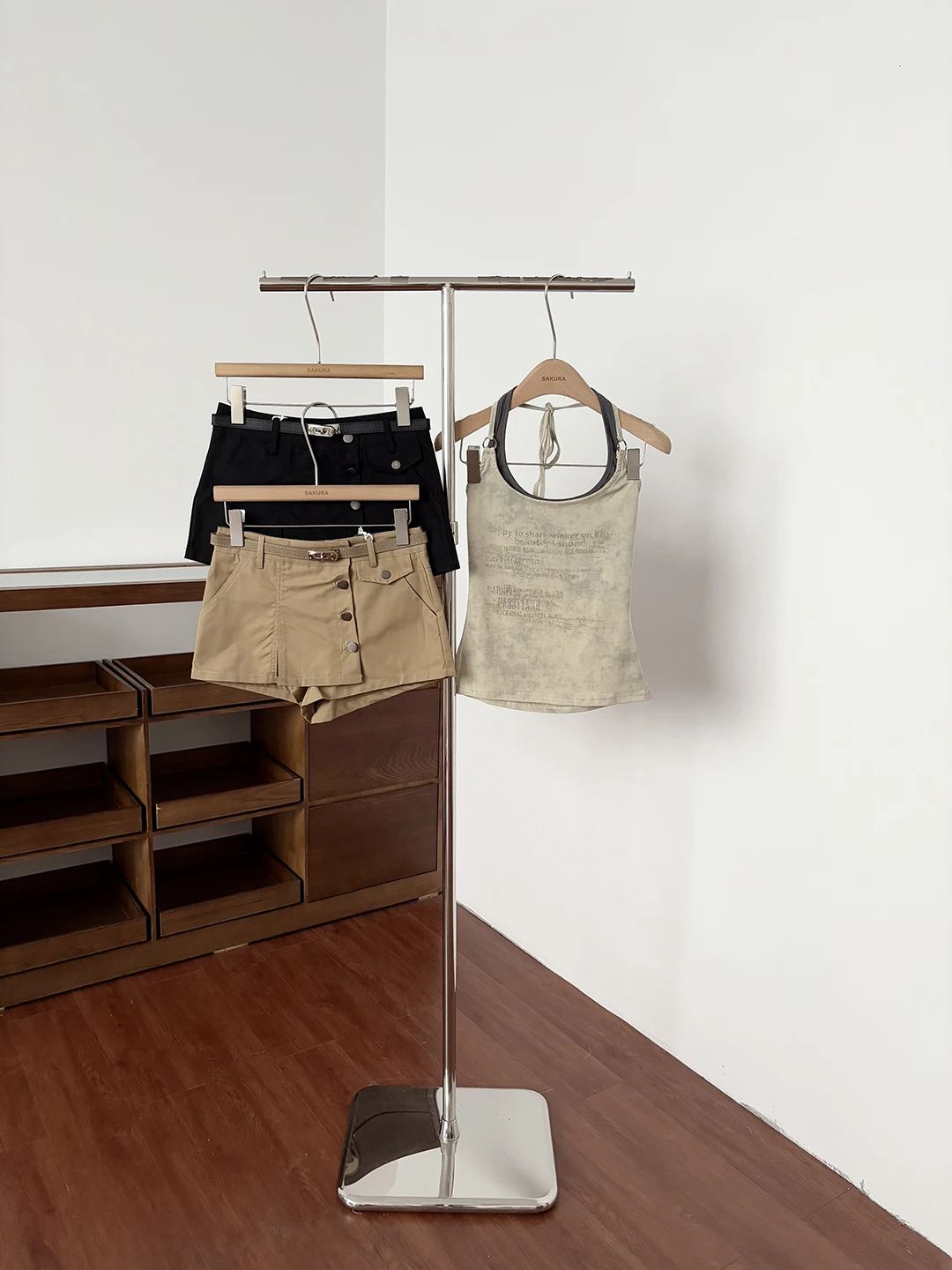 Summer 2026 Women's Casual High Waist Slimming Shorts Fashionable Retro Style Polyester Fiber Commute Style Pure Color Shorts
Summer 2026 Women's Casual High Waist Slimming Shorts Fashionable Retro Style Polyester Fiber Commute Style Pure Color Shorts