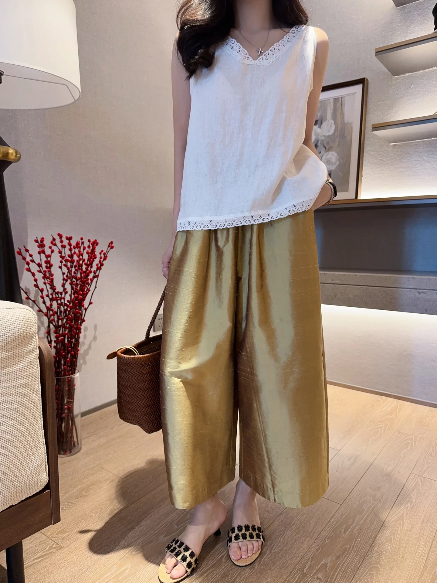 High Waist Silk Wide Leg Pants Women's Elastic Waist Skirt Pants New Chinese Style Purple Gold Eighteen Pants Casual Trousers
High Waist Silk Wide Leg Pants Women's Elastic Waist Skirt Pants New Chinese Style Purple Gold Eighteen Pants Casual Trousers