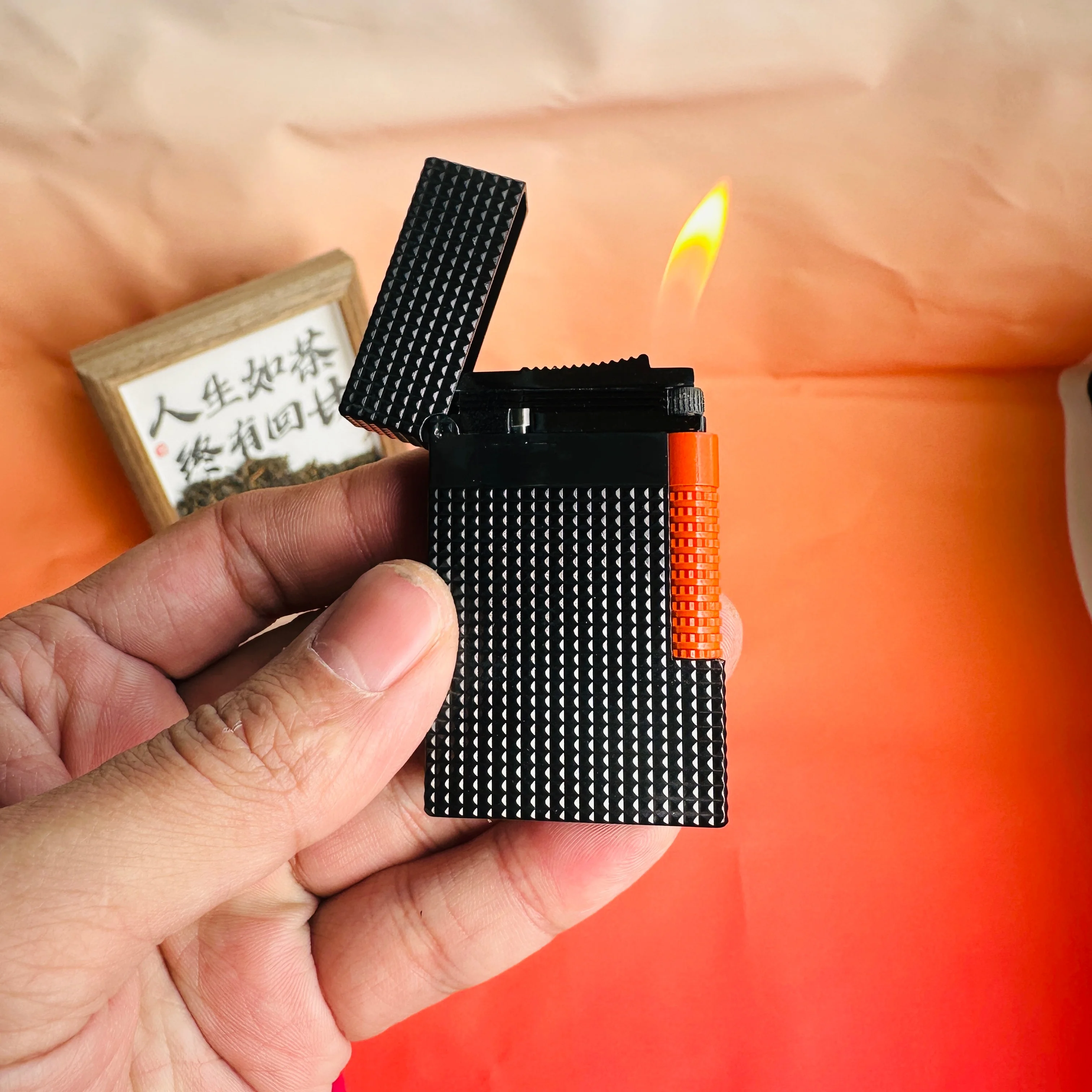 Зажигалка класса люкс, индивидуальная зажигалка, трехцветное вращающееся колесо с парижским дизайном в виде заклепок. Включает в себя нестандартные аксессуары.
Зажигалка класса люкс, индивидуальная зажигалка, трехцветное вращающееся колесо с парижским дизайном в виде заклепок. Включает в себя нестандартные аксессуары.