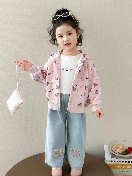 Модная детская куртка с капюшоном для девочек, повседневная весенняя одежда в корейском стиле, с длинными рукавами, на молнии, с мультяшным принтом
Модная детская куртка с капюшоном для девочек, повседневная весенняя одежда в корейском стиле, с длинными рукавами, на молнии, с мультяшным принтом