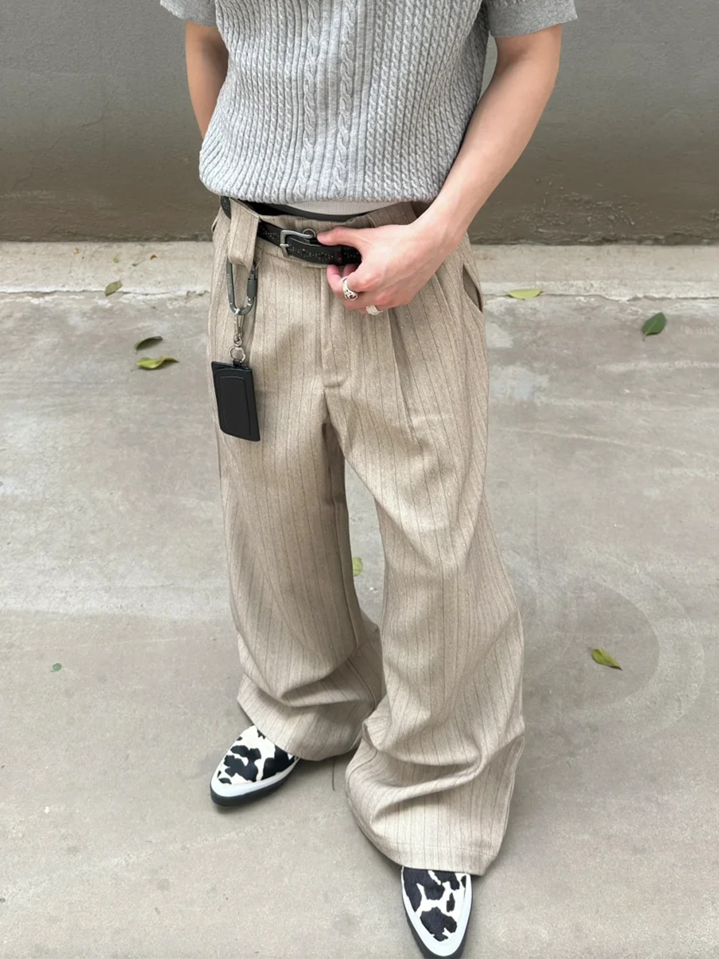 Loose Wide Leg West Pants Men Women Casual Sle Double Button Design Drapey Stripe Pattern Loose Fit Flared Casual Trousers
Loose Wide Leg West Pants Men Women Casual Sle Double Button Design Drapey Stripe Pattern Loose Fit Flared Casual Trousers
