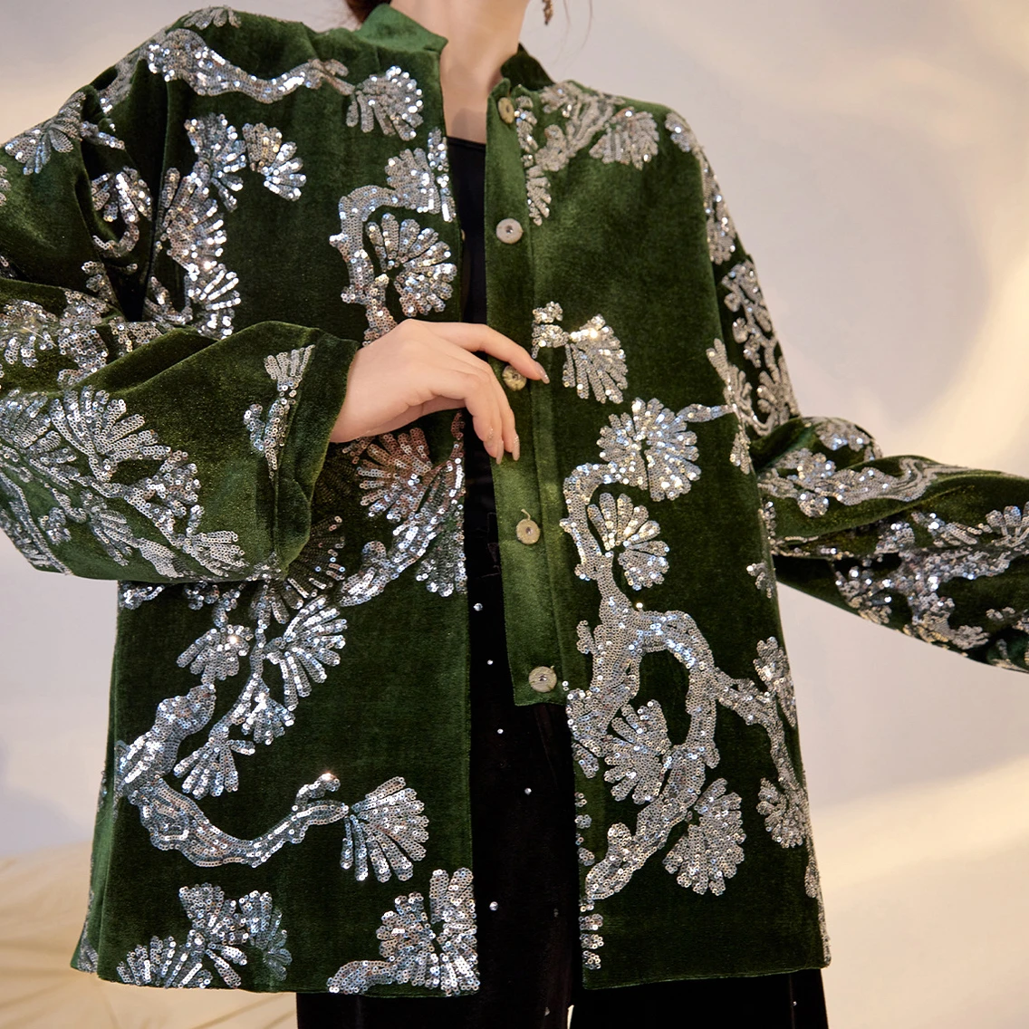 Female Tang Suit Top Exquisite Luxury Sequined Velvet Jacket Coat Traditional Chinese Costume Spring Autumn New Cardigan Hanfu
Female Tang Suit Top Exquisite Luxury Sequined Velvet Jacket Coat Traditional Chinese Costume Spring Autumn New Cardigan Hanfu
