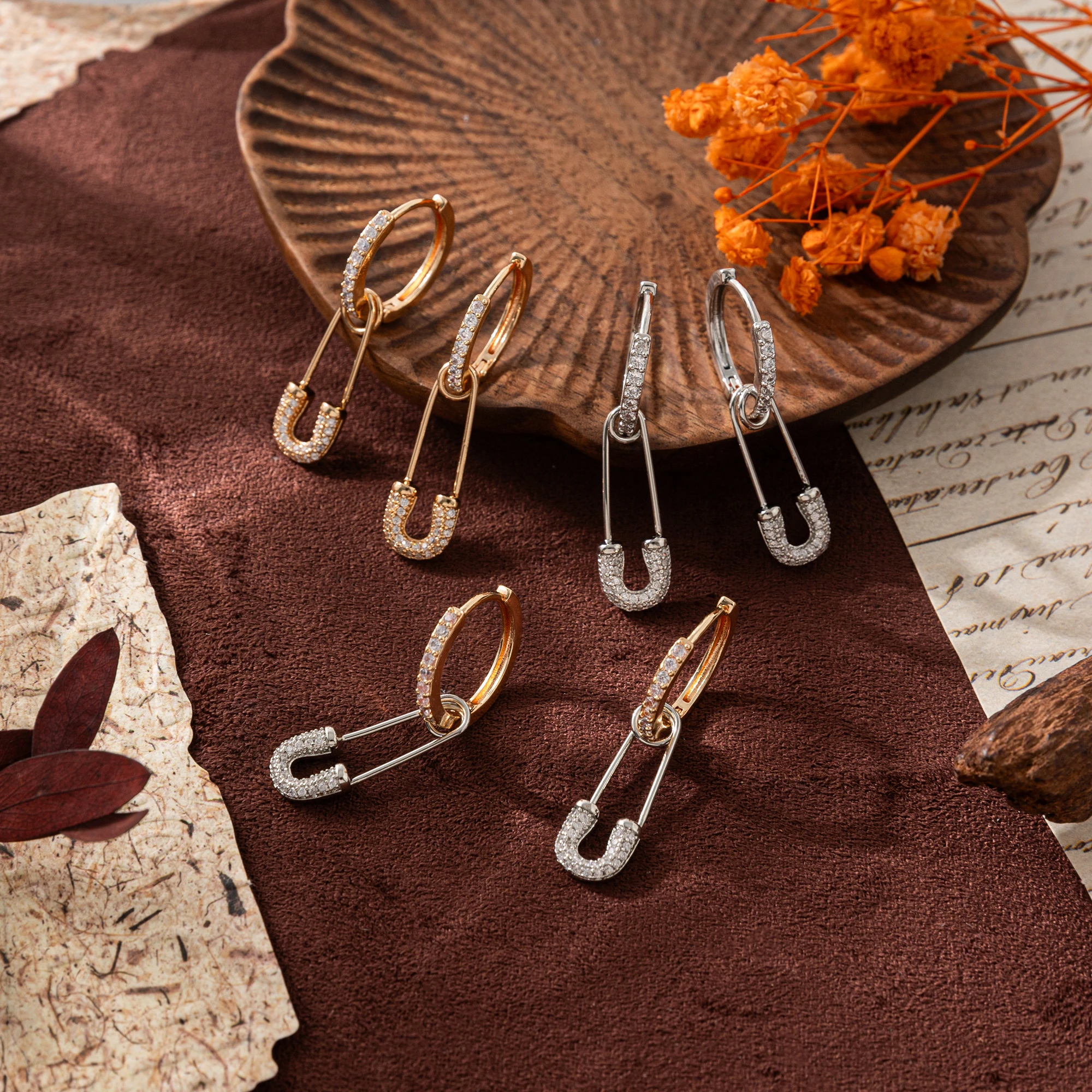 Niche Design Ins Style Paper Clip Zircon Earrings Earrings Copper Material Color Preserving
Niche Design Ins Style Paper Clip Zircon Earrings Earrings Copper Material Color Preserving