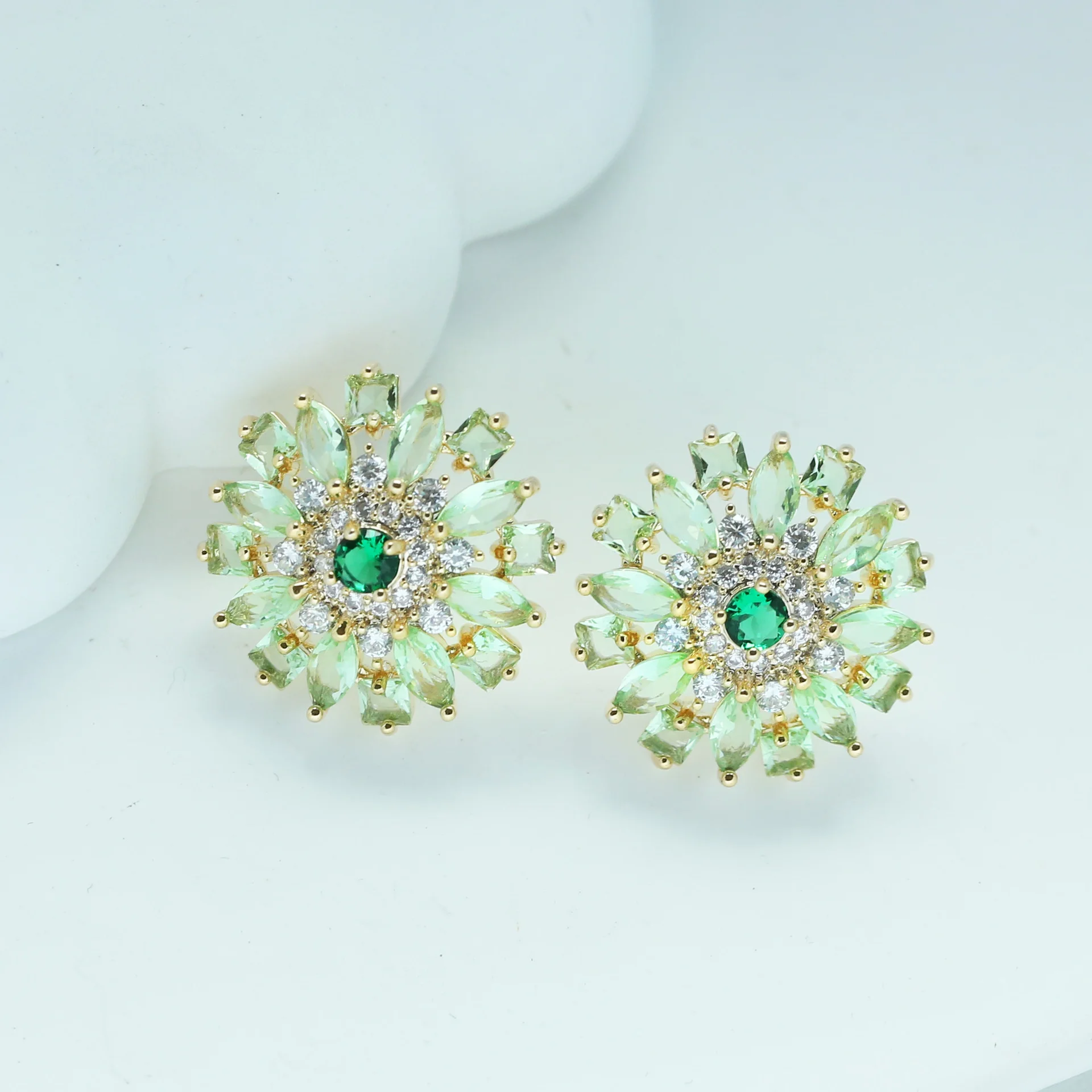 S925 Sterling Silver Vintage Daisy Flower Earrings, Green Emerald CZ Stud Earrings, Luxury Wedding Party Jewelry
S925 Sterling Silver Vintage Daisy Flower Earrings, Green Emerald CZ Stud Earrings, Luxury Wedding Party Jewelry