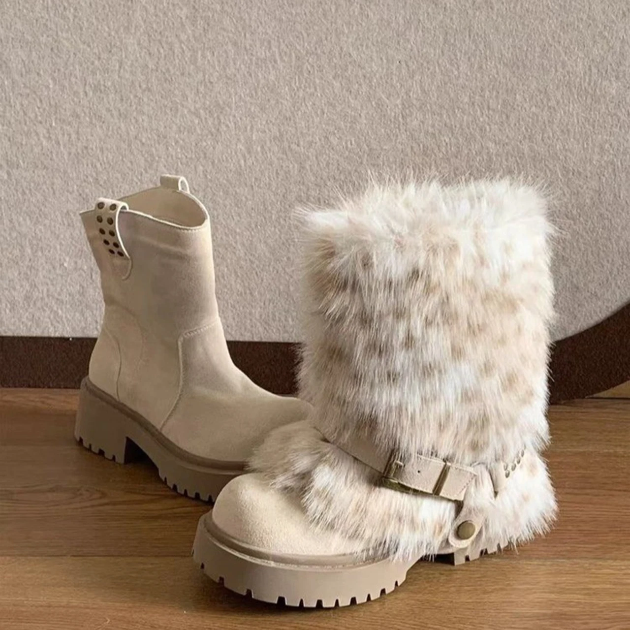 Hot Girl Detachable Two-Wear Solid Color Snow Boots 2025 Autumn and Winter New Long Hair Boots Fashionable Warm Mid-calf Boots
Hot Girl Detachable Two-Wear Solid Color Snow Boots 2025 Autumn and Winter New Long Hair Boots Fashionable Warm Mid-calf Boots
