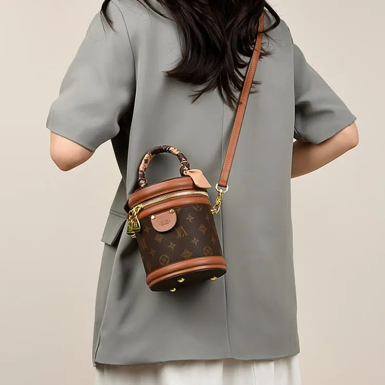 Parisian Luxury Large Capacity Diaper Bags For Ladies Elegant Vintage Shoulder Bag Minimalist Fashion Tote Bag Simple Trendy
Parisian Luxury Large Capacity Diaper Bags For Ladies Elegant Vintage Shoulder Bag Minimalist Fashion Tote Bag Simple Trendy