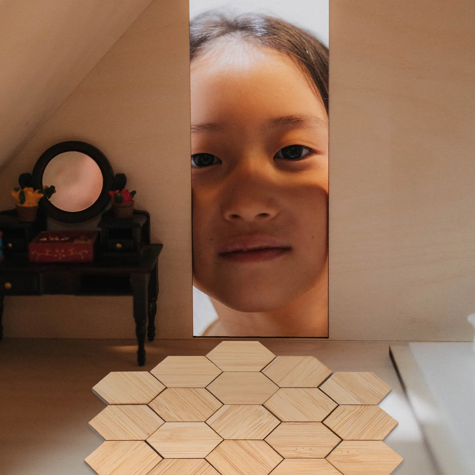 24Pcs Bamboo Hexagon Floorboard Miniature House Flooring Decoration Puzzle Set for Dollhouse Furniture Accessories
24Pcs Bamboo Hexagon Floorboard Miniature House Flooring Decoration Puzzle Set for Dollhouse Furniture Accessories
