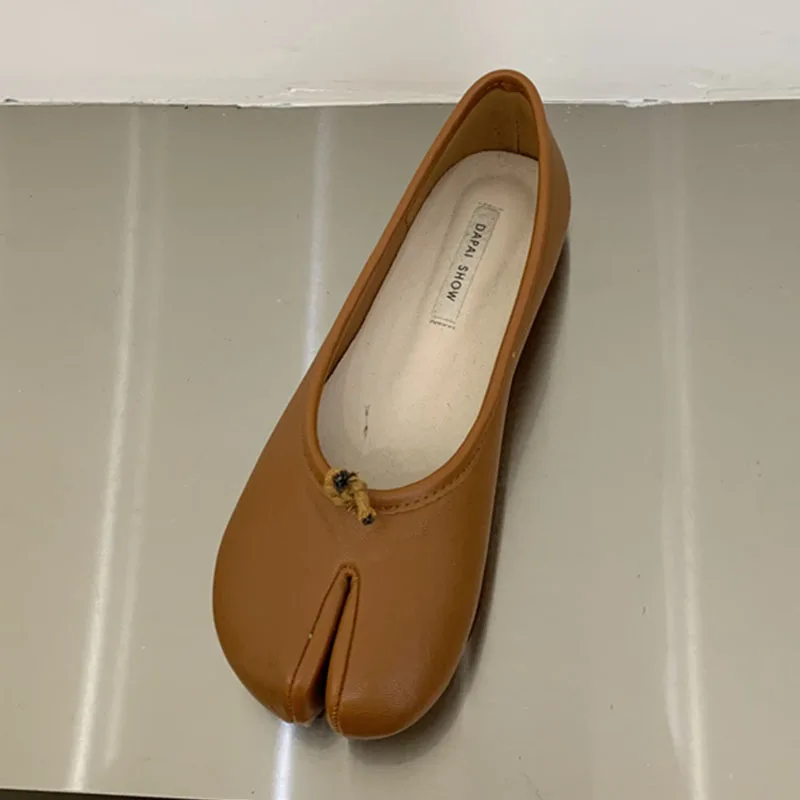 Женские туфли на плоской подошве, повседневные лоферы из микрофибры, с разрезом, на плоской подошве, осень 2024
Женские туфли на плоской подошве, повседневные лоферы из микрофибры, с разрезом, на плоской подошве, осень 2024