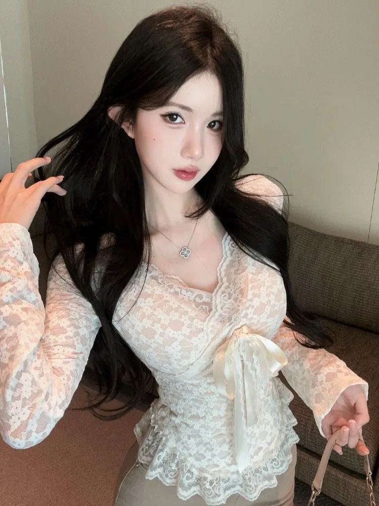 Unique Pure Desire V-Neck Waist-Cinching Slimming Long Sleeve T-Shirt Women's Spring Autumn New Style Spicy Girl Lace Short Top
Unique Pure Desire V-Neck Waist-Cinching Slimming Long Sleeve T-Shirt Women's Spring Autumn New Style Spicy Girl Lace Short Top