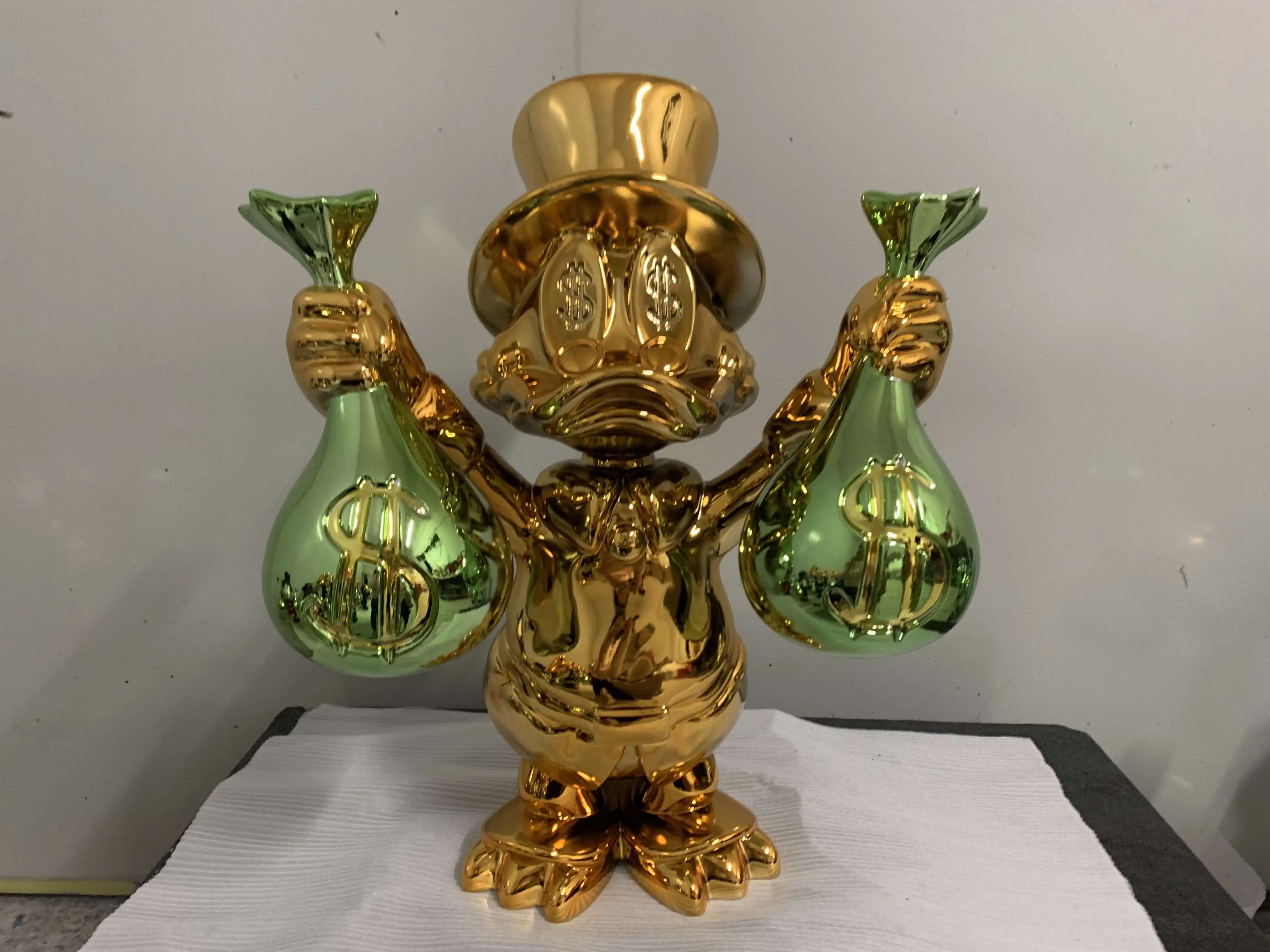 New Hot Electroplated Donald Duck Money Bag Glass Cartoon Customized Indoor Decoration High Luxury Toy Figure Gift
New Hot Electroplated Donald Duck Money Bag Glass Cartoon Customized Indoor Decoration High Luxury Toy Figure Gift