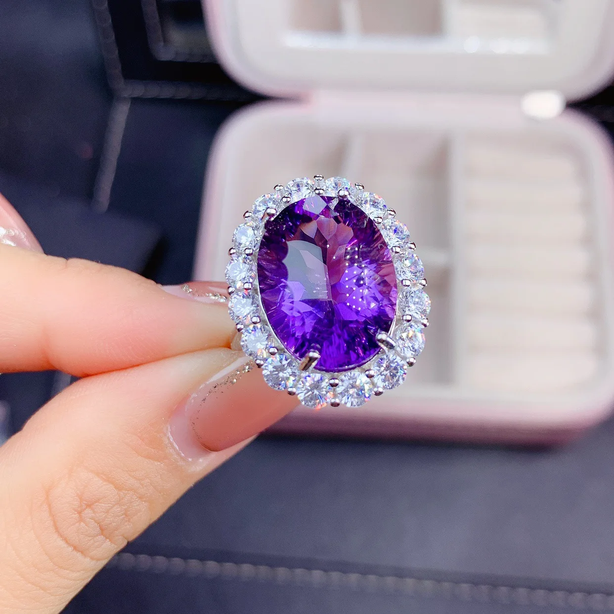 Sparkling Light Huge Oval Imitation Purple Crystal Women Open Adjustable Size Rings with White Zircon Party Jewelry Gift
Sparkling Light Huge Oval Imitation Purple Crystal Women Open Adjustable Size Rings with White Zircon Party Jewelry Gift