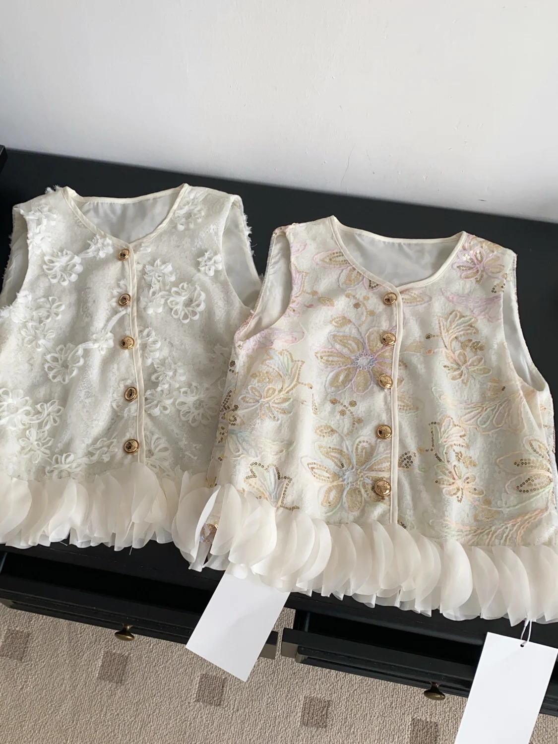 Elegant Sequin Embroidered V-Neck Slim Fit Women's Vest Single Button Spring Fashion 2026 Commute Style Floral Patterned
Elegant Sequin Embroidered V-Neck Slim Fit Women's Vest Single Button Spring Fashion 2026 Commute Style Floral Patterned