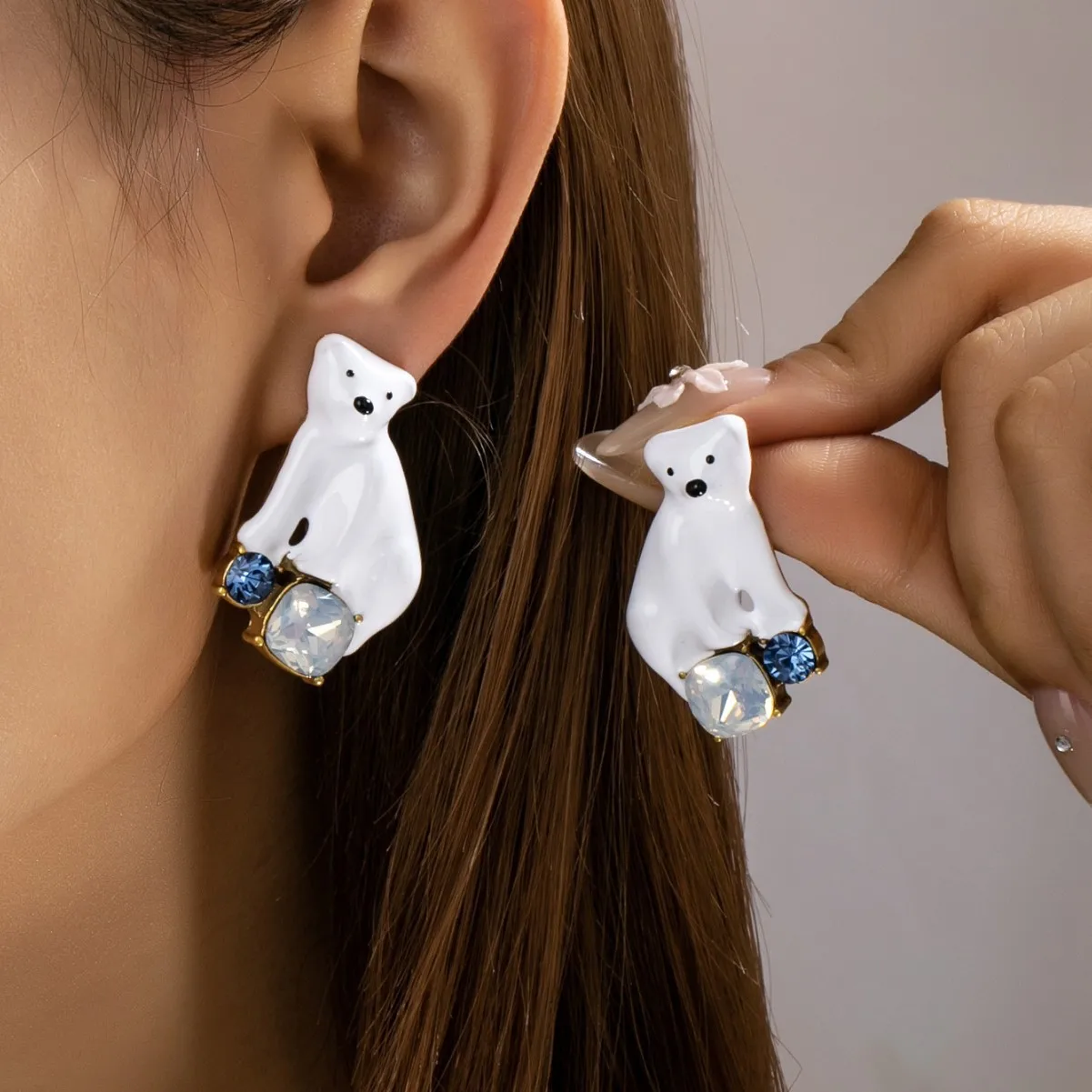 Vintage Polar Bear Stud Earrings Rhinestone Inlaid Forest Style Delicate Sweet Cute Luxury Animal Earrings for Women
Vintage Polar Bear Stud Earrings Rhinestone Inlaid Forest Style Delicate Sweet Cute Luxury Animal Earrings for Women