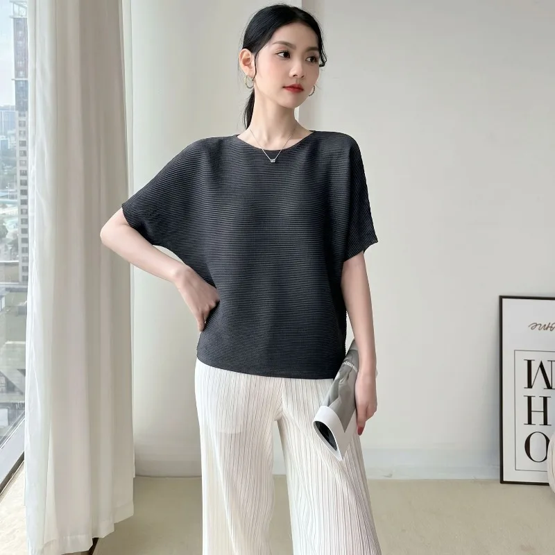 Miyake Pleated Solid T-Shirt Fashion Pleats Round Neck Top 2026 Summer New Versatile Elegant Age-Reducing Loose T-Shirt Fold Top
Miyake Pleated Solid T-Shirt Fashion Pleats Round Neck Top 2026 Summer New Versatile Elegant Age-Reducing Loose T-Shirt Fold Top