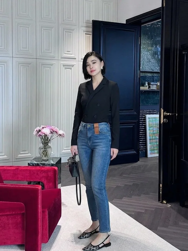 Elegant Black V-neck Double-breasted Suit Style Top Women's Fashion Spring Autumn High-end Feeling Office Wear Short Length
Elegant Black V-neck Double-breasted Suit Style Top Women's Fashion Spring Autumn High-end Feeling Office Wear Short Length