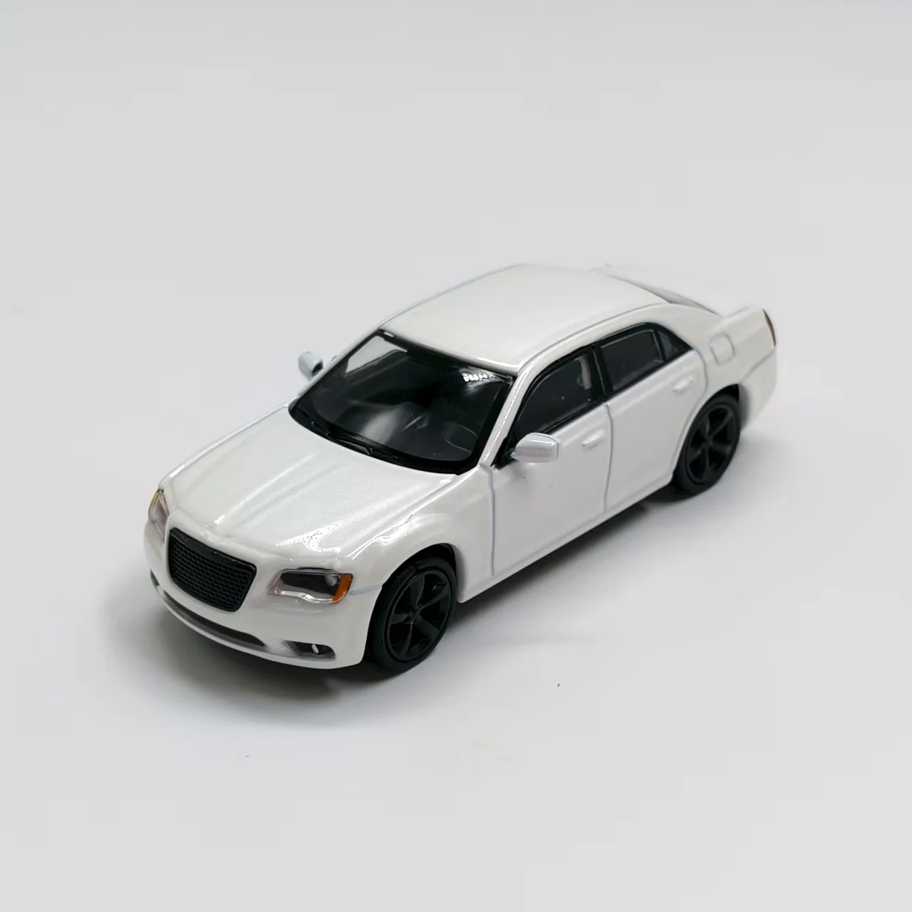 Литой под давлением масштаб 1:64 596 Chrysler 300C, модель автомобиля из белого сплава, Коллекционная игрушка, подарок, сувенир, демонстрационный орнамент
Литой под давлением масштаб 1:64 596 Chrysler 300C, модель автомобиля из белого сплава, Коллекционная игрушка, подарок, сувенир, демонстрационный орнамент