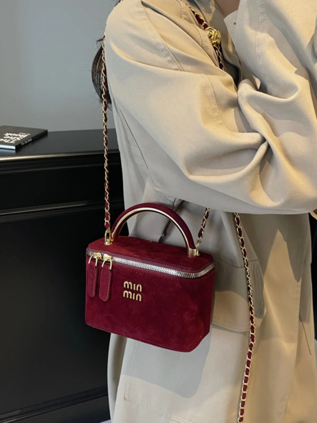 Niche fashion frosted box portable small square bag 2025 spring and autumn new retro chain shoulder bag high-end messenger bag
Niche fashion frosted box portable small square bag 2025 spring and autumn new retro chain shoulder bag high-end messenger bag
