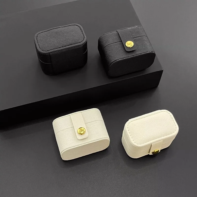 Миниатюрный портативный футляр для колец, небольшой дорожный органайзер для хранения ювелирных украшений, упаковка для серег и колец.
Миниатюрный портативный футляр для колец, небольшой дорожный органайзер для хранения ювелирных украшений, упаковка для серег и колец.