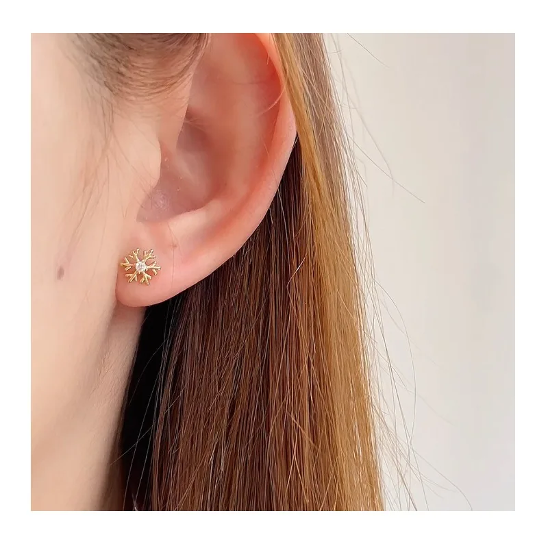 Exquisite Light Luxury Snowflake Stud Earrings Women's Niche Unique Zircon Earbone Stud Temperament Versatile Ear Jewelry of The
Exquisite Light Luxury Snowflake Stud Earrings Women's Niche Unique Zircon Earbone Stud Temperament Versatile Ear Jewelry of The
