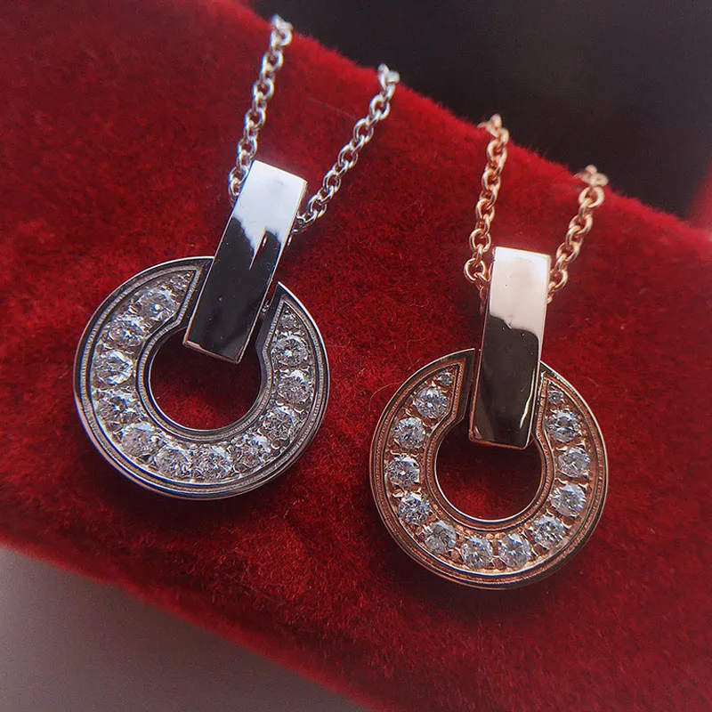 2025 Luxury White and Rose Gold Zircon Hollow Necklace Pendant, Versatile for Daily Use, Essential for Banquets and Parties
2025 Luxury White and Rose Gold Zircon Hollow Necklace Pendant, Versatile for Daily Use, Essential for Banquets and Parties