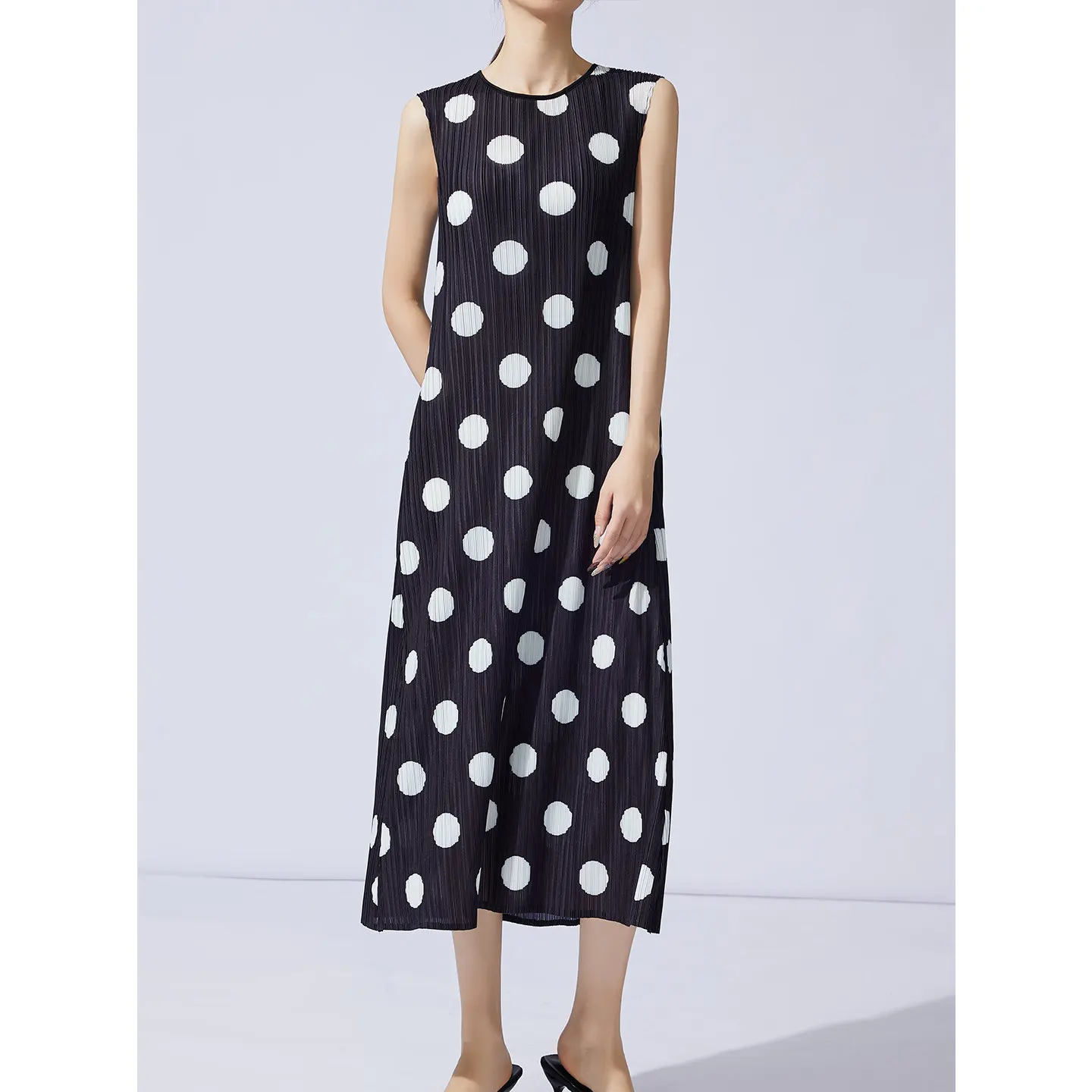 Miyake Pleated 2026 New Summer Sleeveless Polka Dot Dress for Women in Black, Fashionable and Casual, Mid To Long Pleated Skirt
Miyake Pleated 2026 New Summer Sleeveless Polka Dot Dress for Women in Black, Fashionable and Casual, Mid To Long Pleated Skirt