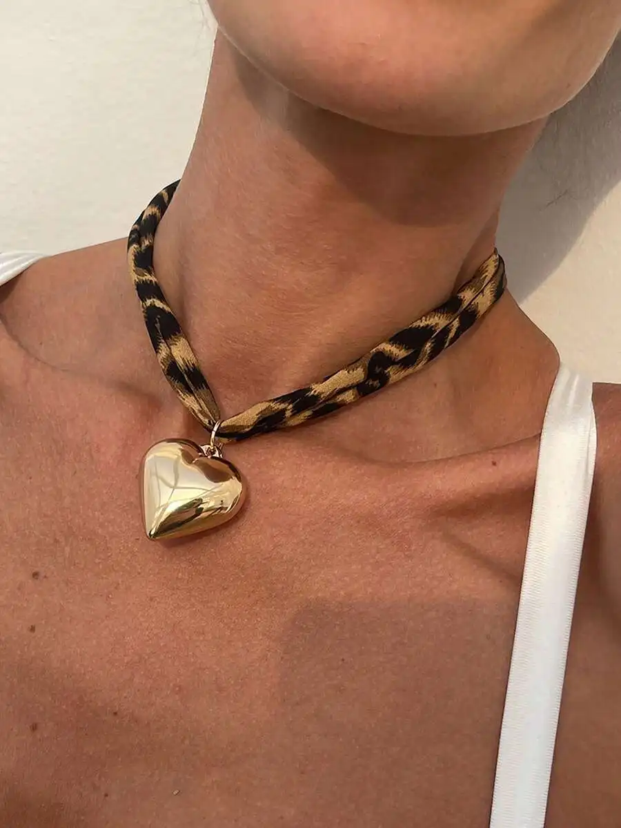 Leopard Print Fabric Choker Necklace With Gold Tone Heart Pendant For Women
Leopard Print Fabric Choker Necklace With Gold Tone Heart Pendant For Women