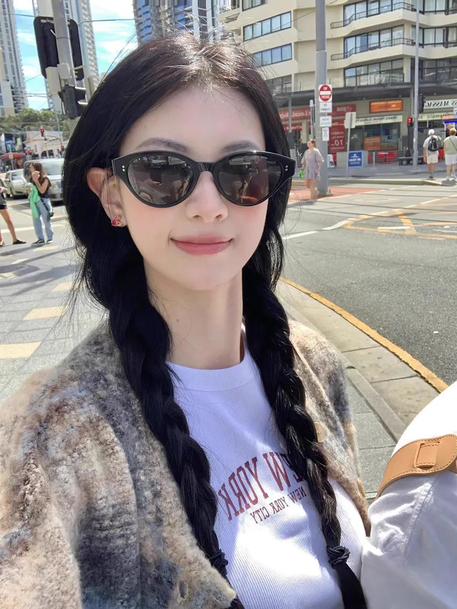 Korean version of fashion new cat eye sunglasses female tide Internet celebrity personality street photo cover
Korean version of fashion new cat eye sunglasses female tide Internet celebrity personality street photo cover