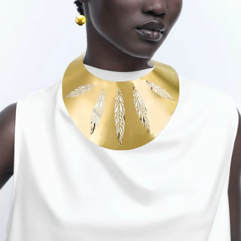 Exaggerated large collar feather hollow banquet jewelry metal necklace collar africa choker
Exaggerated large collar feather hollow banquet jewelry metal necklace collar africa choker