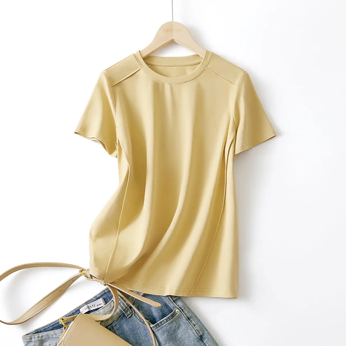 Simple Round Neck Waist T-shirt 2025 Summer New Style Feminine Texture Versatile Simple Short Sleeved T-shirt
Simple Round Neck Waist T-shirt 2025 Summer New Style Feminine Texture Versatile Simple Short Sleeved T-shirt