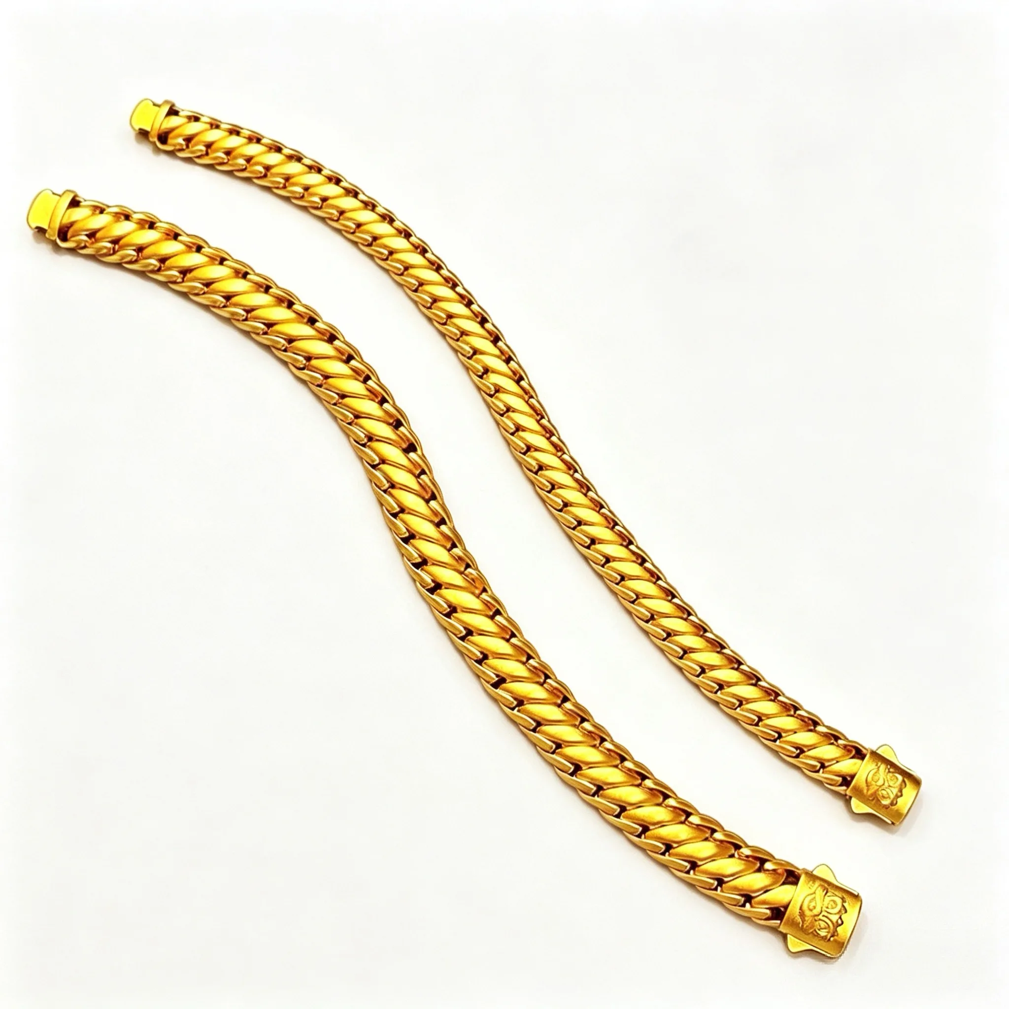 Luxurious 24K9999 men's antique-style lion pattern three-horsewhip gold bracelet, wide-faced matte Cuban chain
Luxurious 24K9999 men's antique-style lion pattern three-horsewhip gold bracelet, wide-faced matte Cuban chain